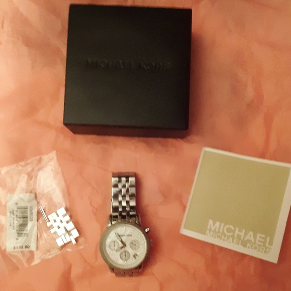 Michael Kors stainless steel silver watch - Picture 2 of 12